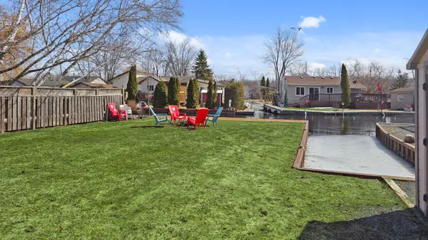 11 Red Robin RD, Georgina, ON L4P 3E9