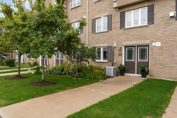 221 Harvie RD, Barrie, ON L4N 9P8