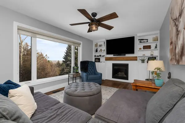 12 Peacock LN, Barrie, ON L4N 3R5