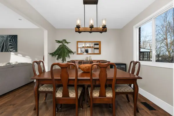 12 Peacock LN, Barrie, ON L4N 3R5