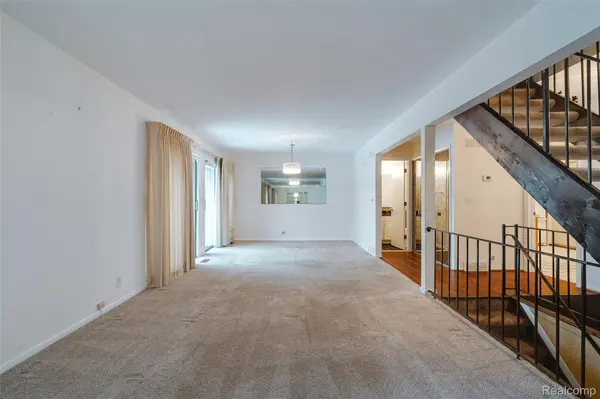 3082 Lindenwood DR, Dearborn, MI 48120