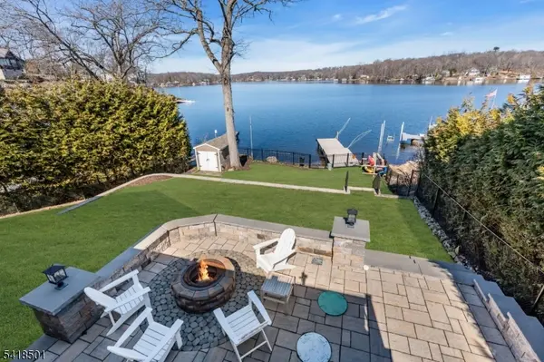 7 Wildwood Shores Dr, Hopatcong Boro, NJ 07843