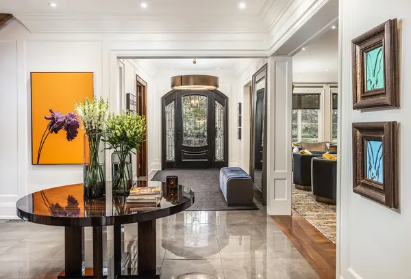 9 Dewbourne AVE, Toronto C03, ON M5P 1Z1