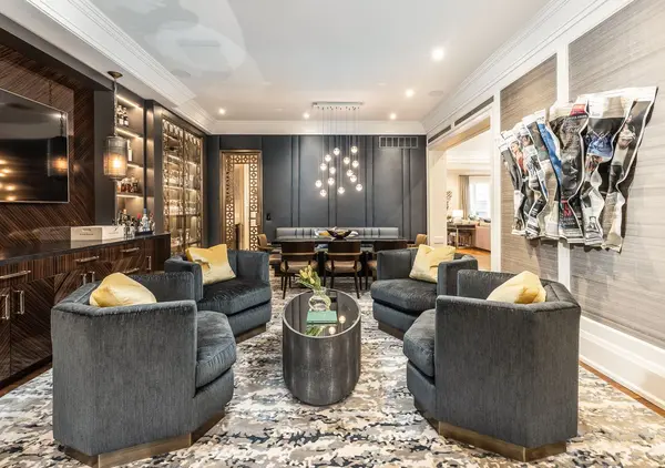 9 Dewbourne AVE, Toronto C03, ON M5P 1Z1