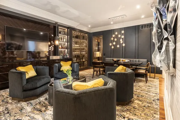 9 Dewbourne AVE, Toronto C03, ON M5P 1Z1