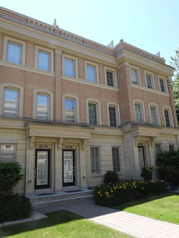 30 Hargrave LN #13, Toronto C12, ON M4N 0A4