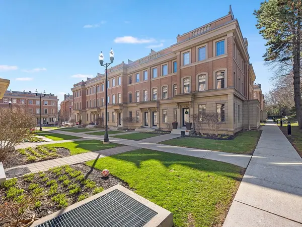 30 Hargrave LN #13, Toronto C12, ON M4N 0A4