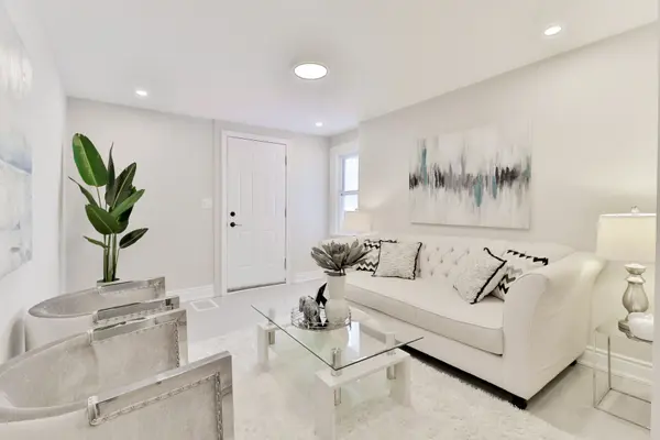 93 McMillan DR ##2, Oshawa, ON L1G 3Z7