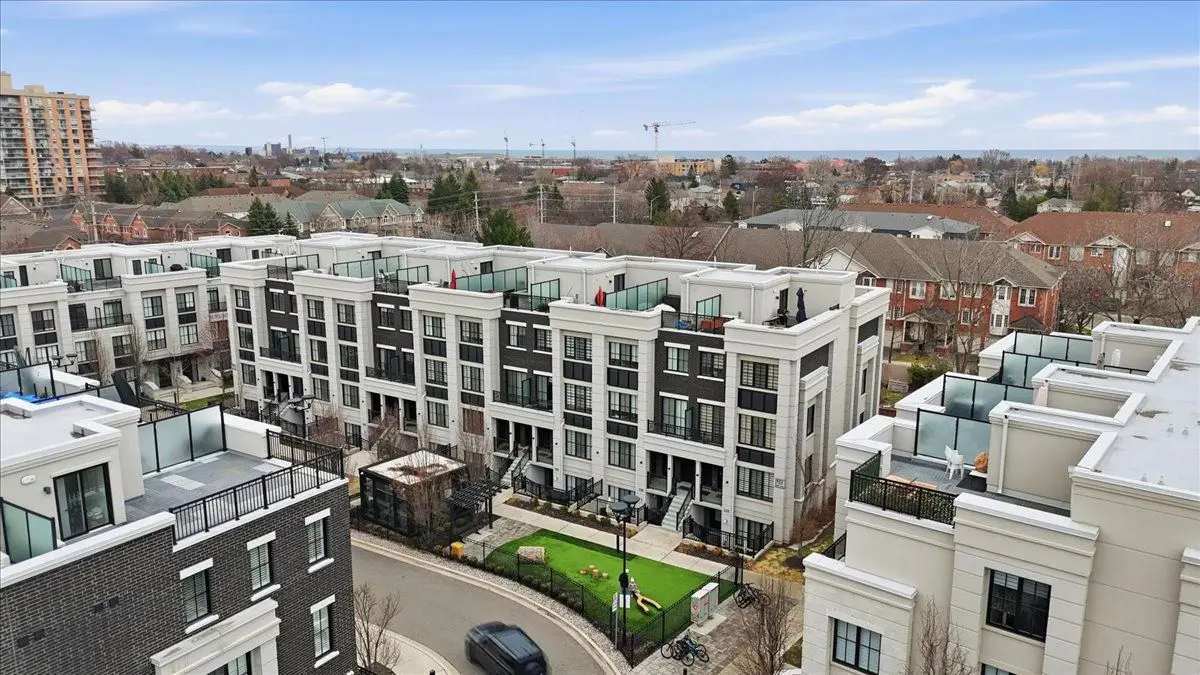 652 Cricklewood DR #227, Mississauga, ON L5G 0B7