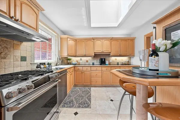 25 Fenley DR, Toronto W09, ON M9R 1M3