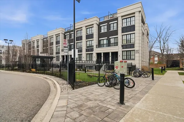 652 Cricklewood DR #227, Mississauga, ON L5G 0B7