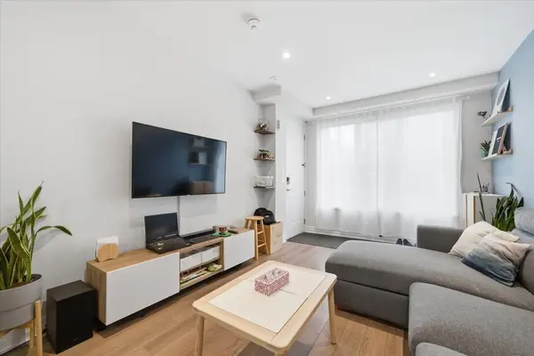 652 Cricklewood DR #227, Mississauga, ON L5G 0B7