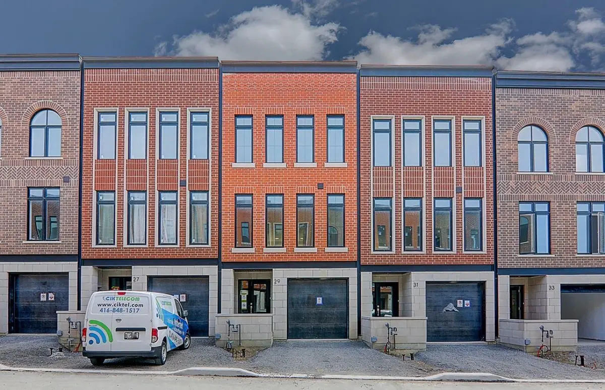 27 Chestnut CT, Aurora, ON L4G 4A4