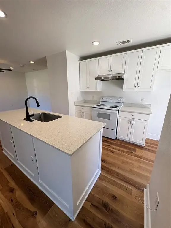 932 E Davis Avenue, Fort Worth, TX 76104