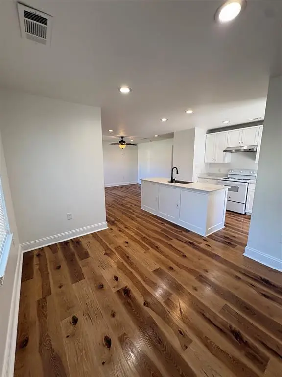 932 E Davis Avenue, Fort Worth, TX 76104