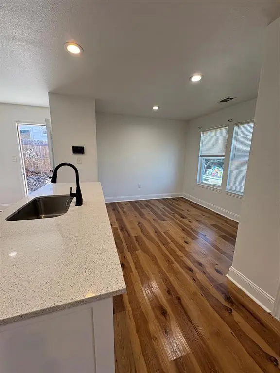 932 E Davis Avenue, Fort Worth, TX 76104