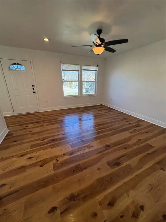 932 E Davis Avenue, Fort Worth, TX 76104