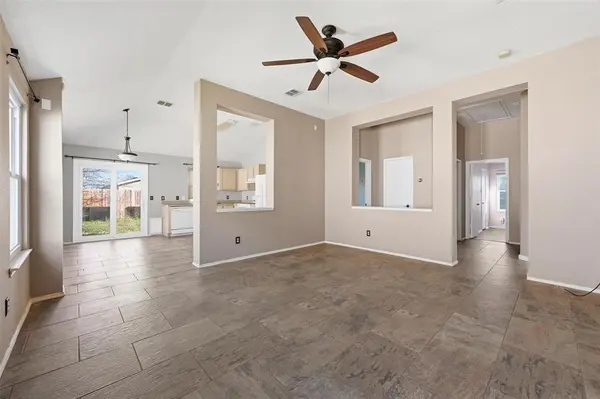 7411 Marsland Lane, Arlington, TX 76001