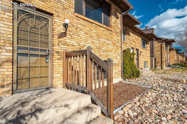 326 Mount View LN, Colorado Springs, CO 80907