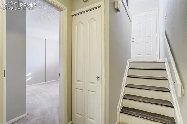 326 Mount View LN, Colorado Springs, CO 80907