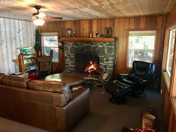 24176 CRESCENT LAKE RD, Crescent Lake, OR 97733