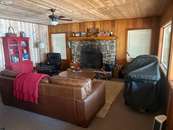 24176 CRESCENT LAKE RD, Crescent Lake, OR 97733