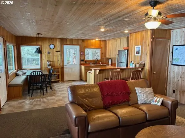 24176 CRESCENT LAKE RD, Crescent Lake, OR 97733