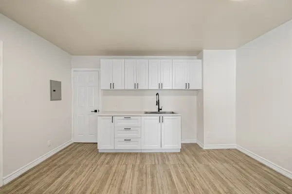 566 Queen ST W #3, Toronto C01, ON M5V 2B5