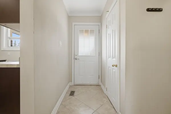 303 Rossland RD W #Main, Whitby, ON L1N 3H8