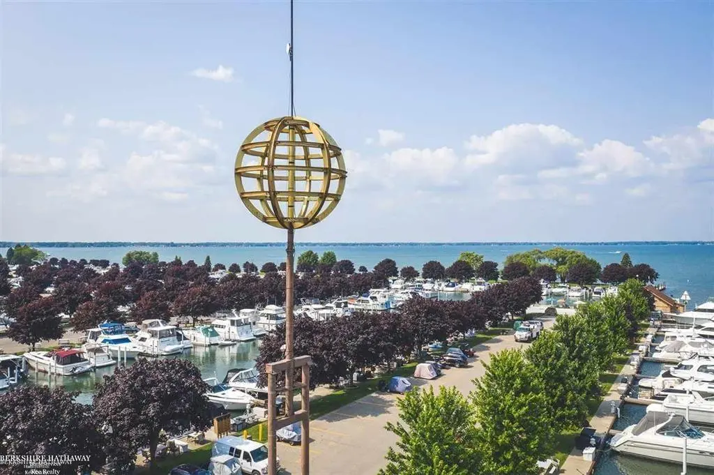 41700 Conger Bay J-205 DR, Harrison Twp, MI 48045