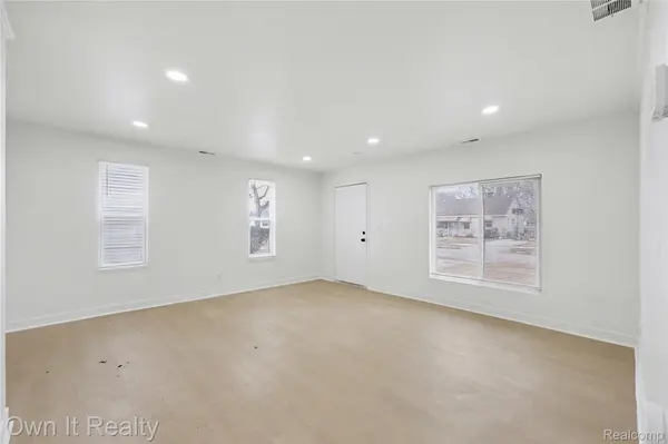 10821 Albany ST, Oak Park, MI 48237