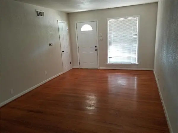 1401 W Lovers Lane, Arlington, TX 76013