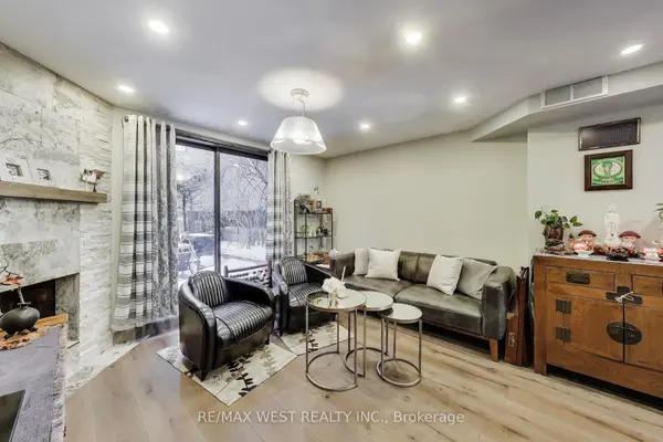 21 Dundonald ST, Toronto C08, ON M4Y 1K3