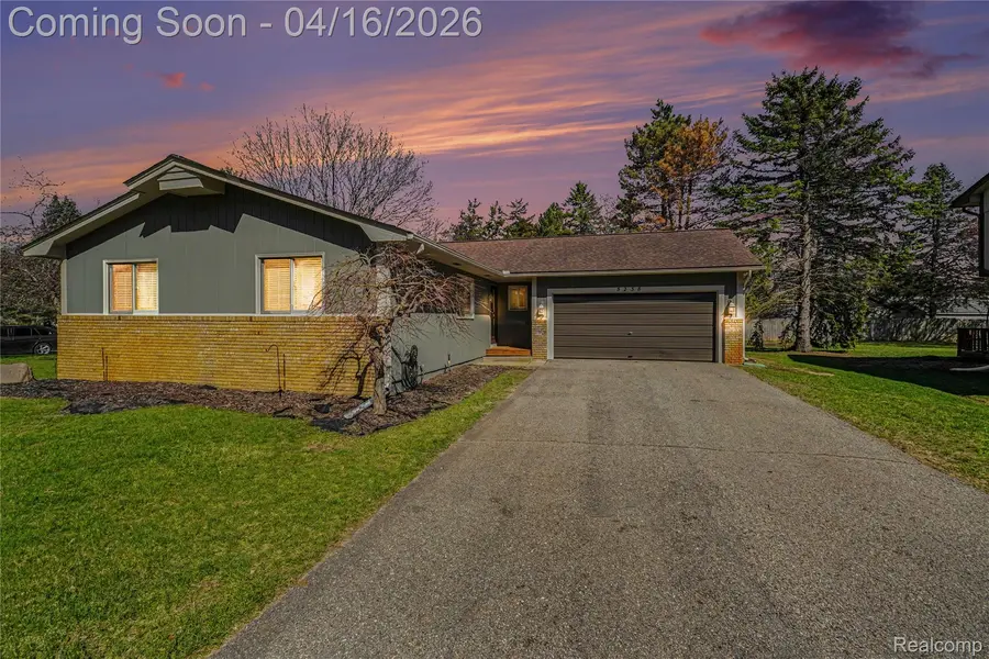 5238 Kristi LN, Commerce Charter Township, MI 48382