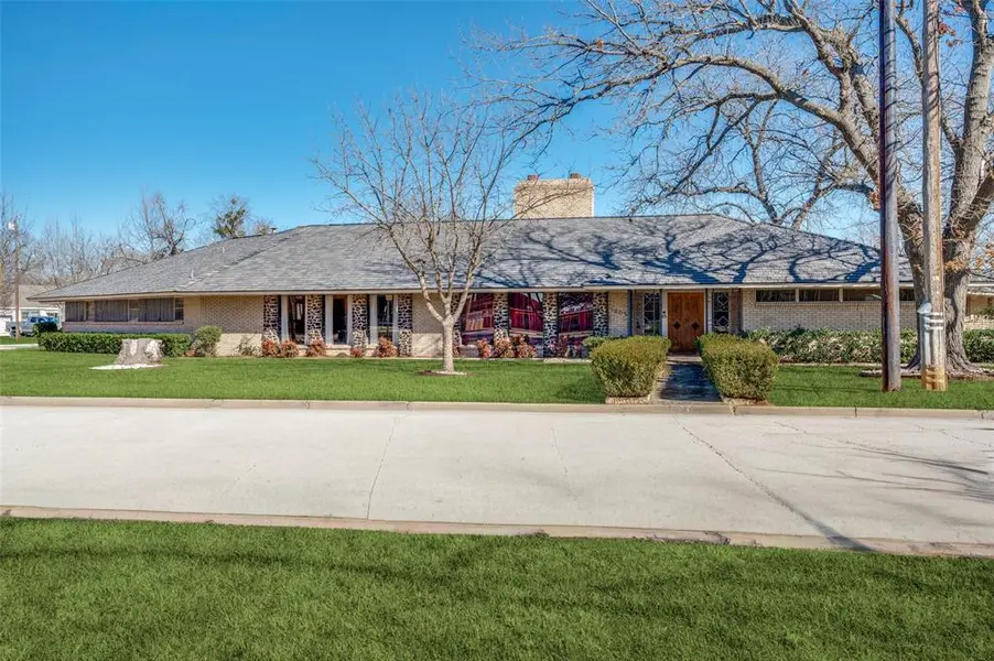 1202 S Lindsay Street, Gainesville, TX 76240