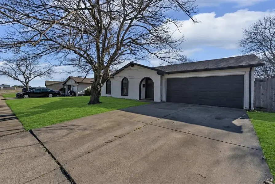 529 Ann Lois Lane, Burleson, TX 76028