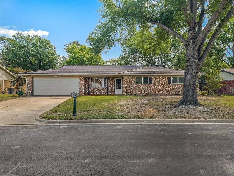 220 Cooper Drive, Hurst, TX 76053