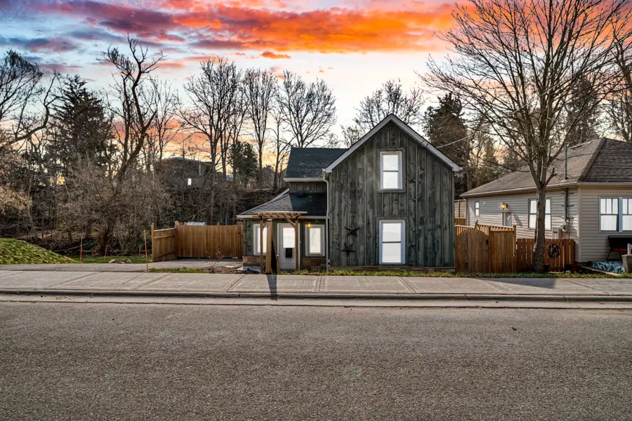 28 Church ST W, Halton Hills, ON L7J 1K2