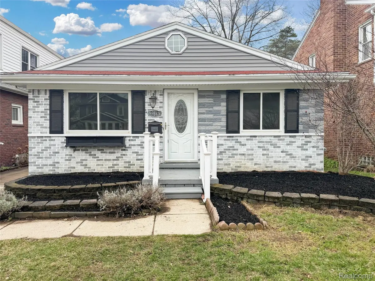 916 Longfellow AVE, Royal Oak, MI 48067