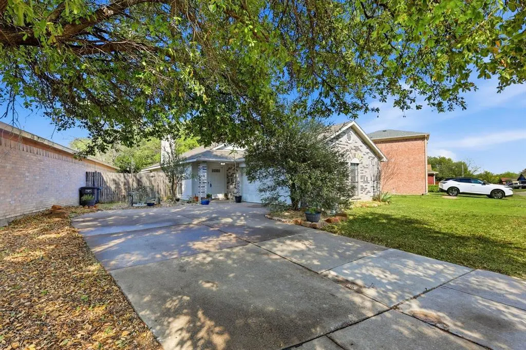 2532 Winding Road, Fort Worth, TX 76133