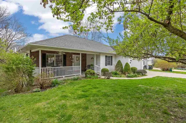 1926 Meadow Ridge Ln, Iowa City, IA 52245