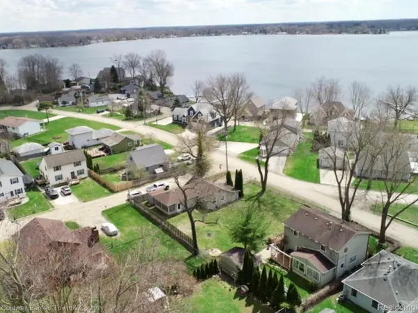 11720 Todds LN, Green Oak Township, MI 48189