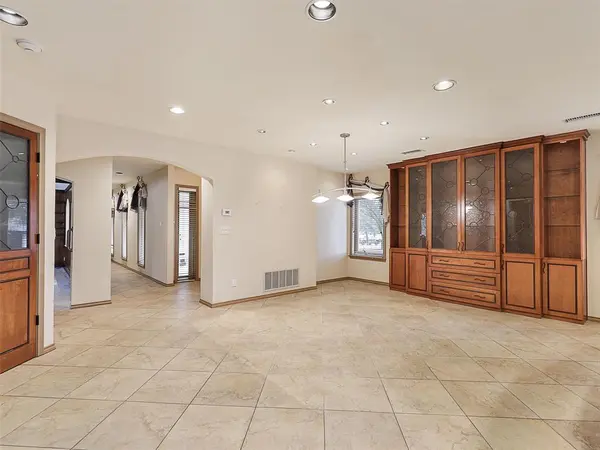 6515 Ridgeview Circle, Dallas, TX 75240