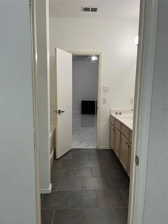 7504 Marsland Lane, Arlington, TX 76001