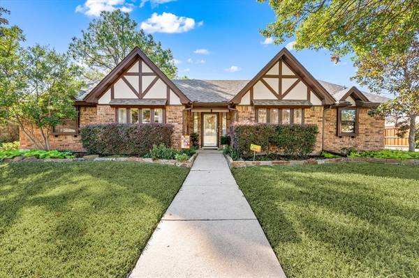 129 E Louella Drive,  Hurst,  TX 76054