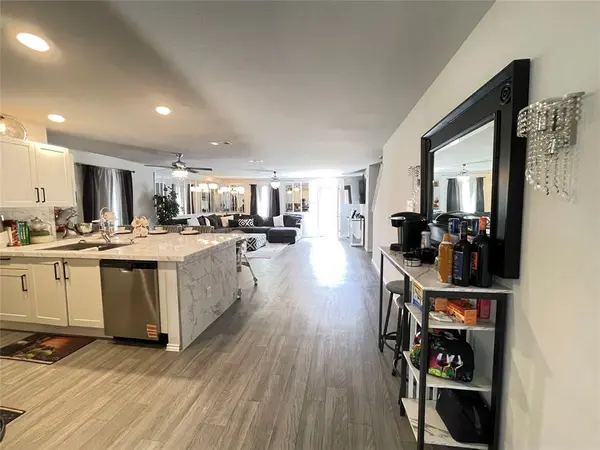 408 Parker Oaks Drive, Chandler, TX 75758