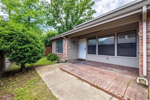 1120 Forest Creek Street, Benbrook, TX 76126