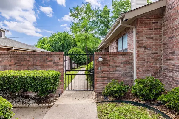 1120 Forest Creek Street, Benbrook, TX 76126