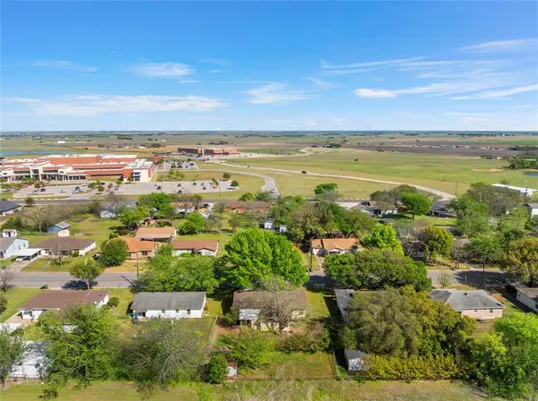 901 N Main Street, West, TX 76691