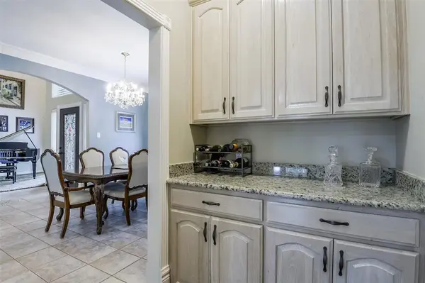 2802 Park Run Drive, Arlington, TX 76016